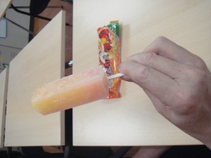 がりがりくんアイス（アップルマンゴー味）を持っている写真