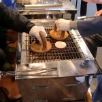 せんべい手焼き体験の様子