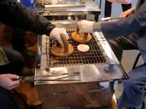 せんべい手焼き体験の様子