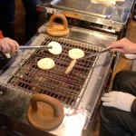 せんべい手焼き体験の様子