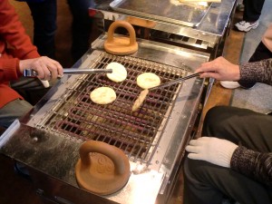 せんべい手焼き体験の様子