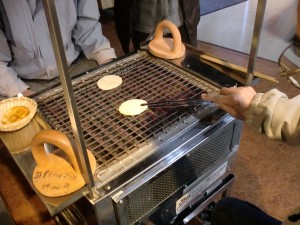 せんべい手焼き体験の様子