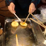 せんべい手焼き体験の様子