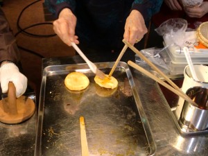 せんべい手焼き体験の様子