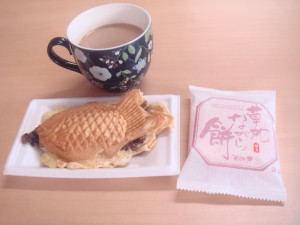 鯛焼きと煎餅の写真